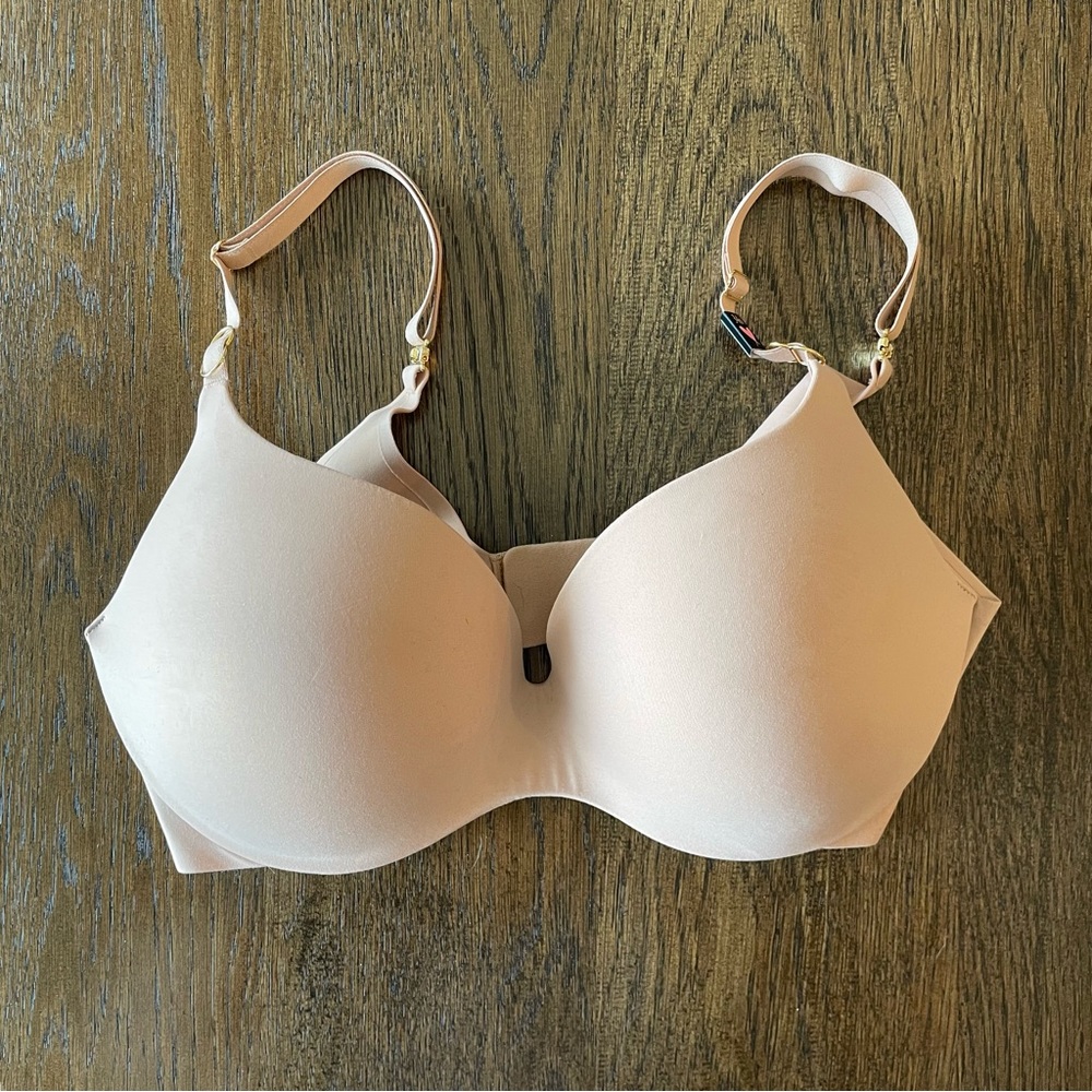 NWT INCREDIBLE BY VICTORIA’S SECRET 34 D
Light Push-Up Perfect Shape Bra